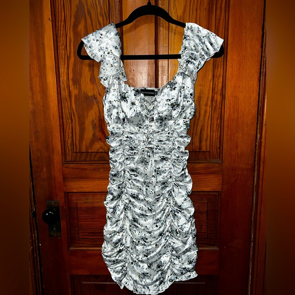 Pretty little thing side zip floral dress with lace up front size 4!!!